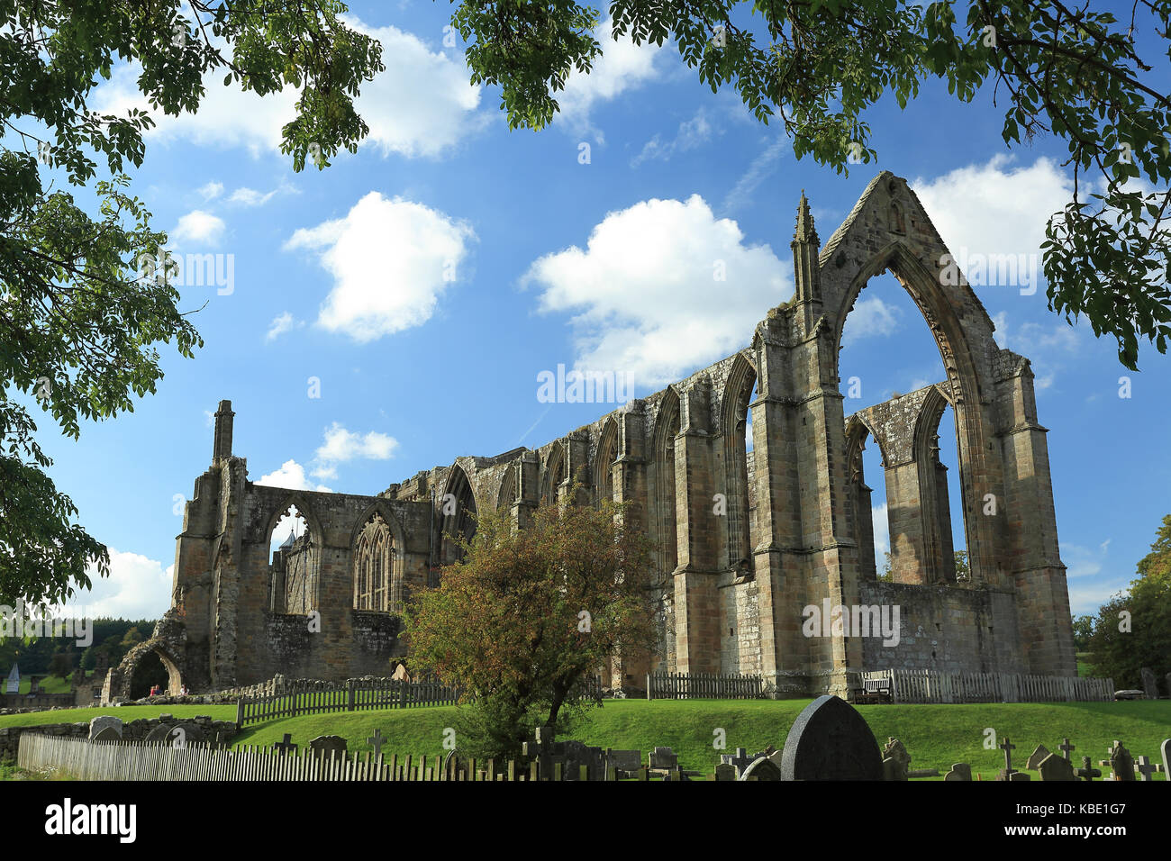 Bolton Abbey (aka Bolton Priory) eine zerstörte Abtei in den Yorkshire Dales, North Yorkshire, England Stockfoto