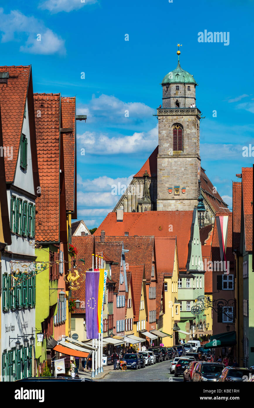 Altstadt Straße mit Saint George's Kirche oder St. Georgs Kirche im Hintergrund, Dinkelsbühl, Bayern, Deutschland Stockfoto