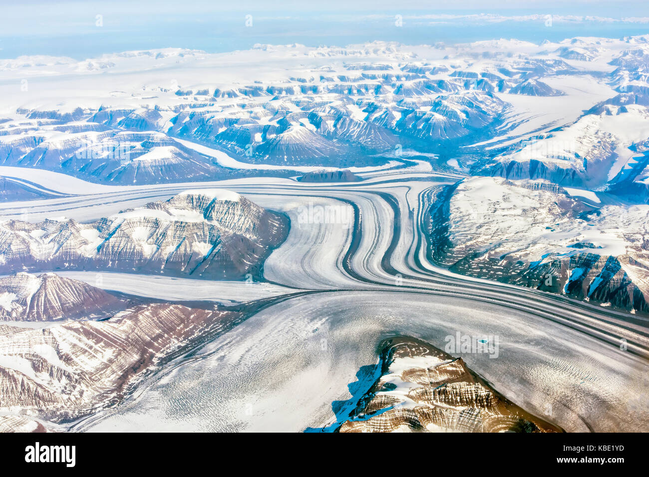 Luftaufnahme der Gletscher und Berge im Sommer im östlichen Teil von Grönland Stockfoto