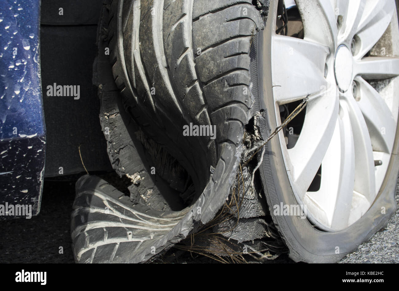 Beschädigte Reifen nach reifen Explosion mit hoher Geschwindigkeit auf der  Autobahn Stockfotografie - Alamy