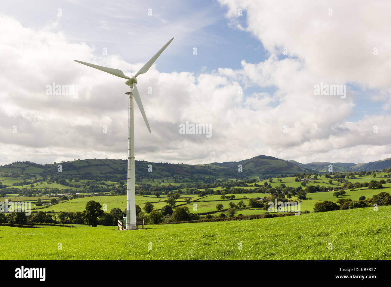 Windturbine, die sauberen, nachhaltigen Strom für einen landwirtschaftlichen Betrieb erzeugt In Powys North Wales Stockfoto