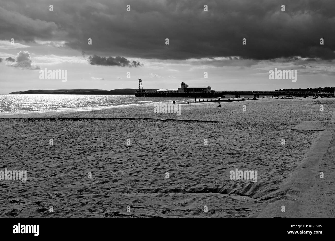 Bournemouth september 2017 - dunkle Wolken über bournemouth Strand und Pier Stockfoto