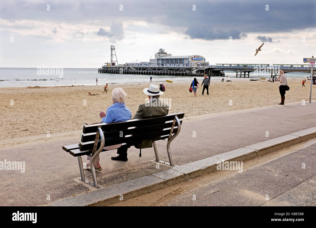 Bournemouth September UK - Dunkle Wolken über Bournemouth Beach und Pier Stockfoto