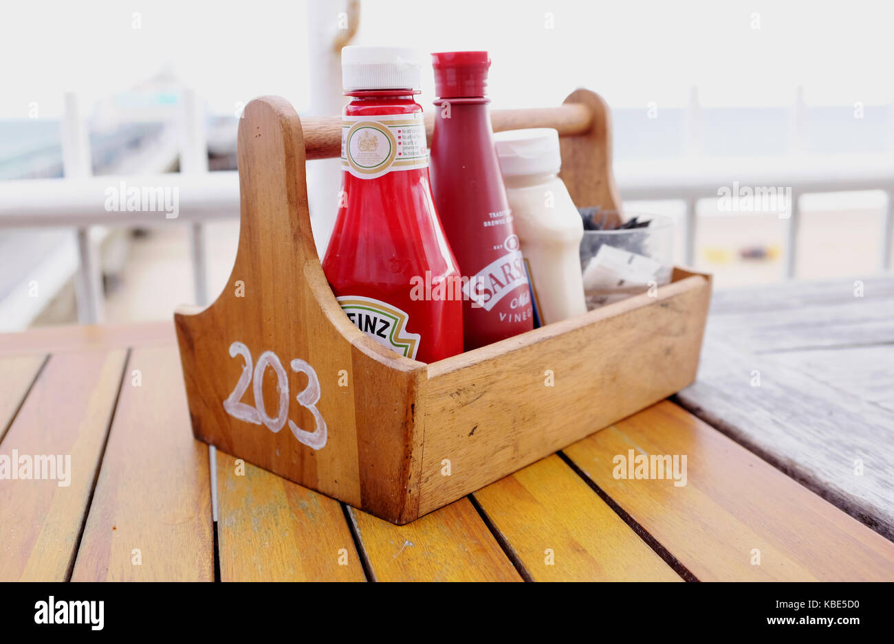 Bournemouth september 2017 - Gewürze Fach mit Heinz Tomatenketchup und sarsons Essig im Seaside Cafe Foto aufgenommen von Simon dack Stockfoto