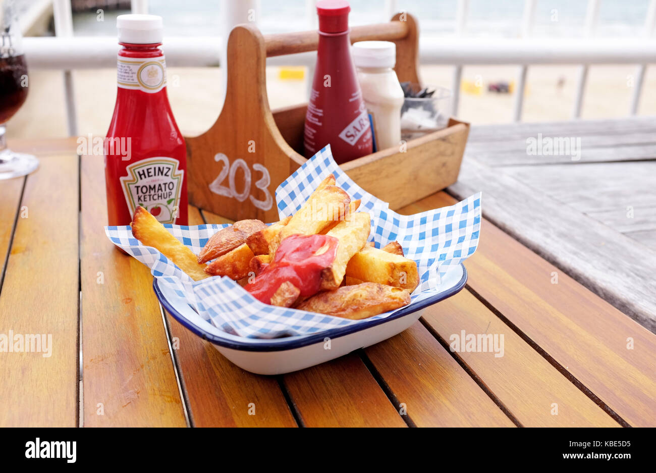 Bournemouth september 2017 - dick geschnitten fried Chips mit Heinz Tomatenketchup Foto aufgenommen von Simon dack Stockfoto