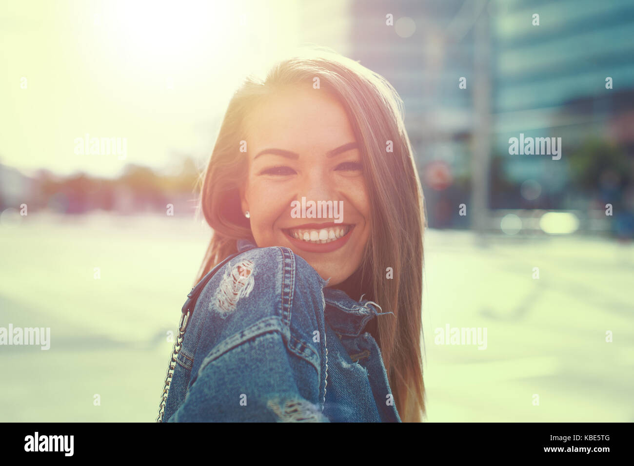 Happy brunette lächelnde Frau outdoor in vintage Sonnenuntergang, cineastische Stil Stockfoto