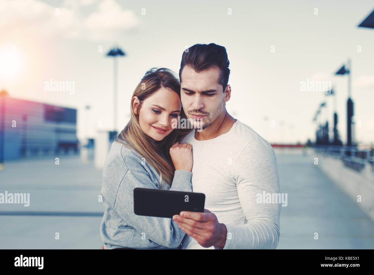 Junge intelligente Geschäftsfrau holding Tablet und Brillen filmischen Stil Stockfoto