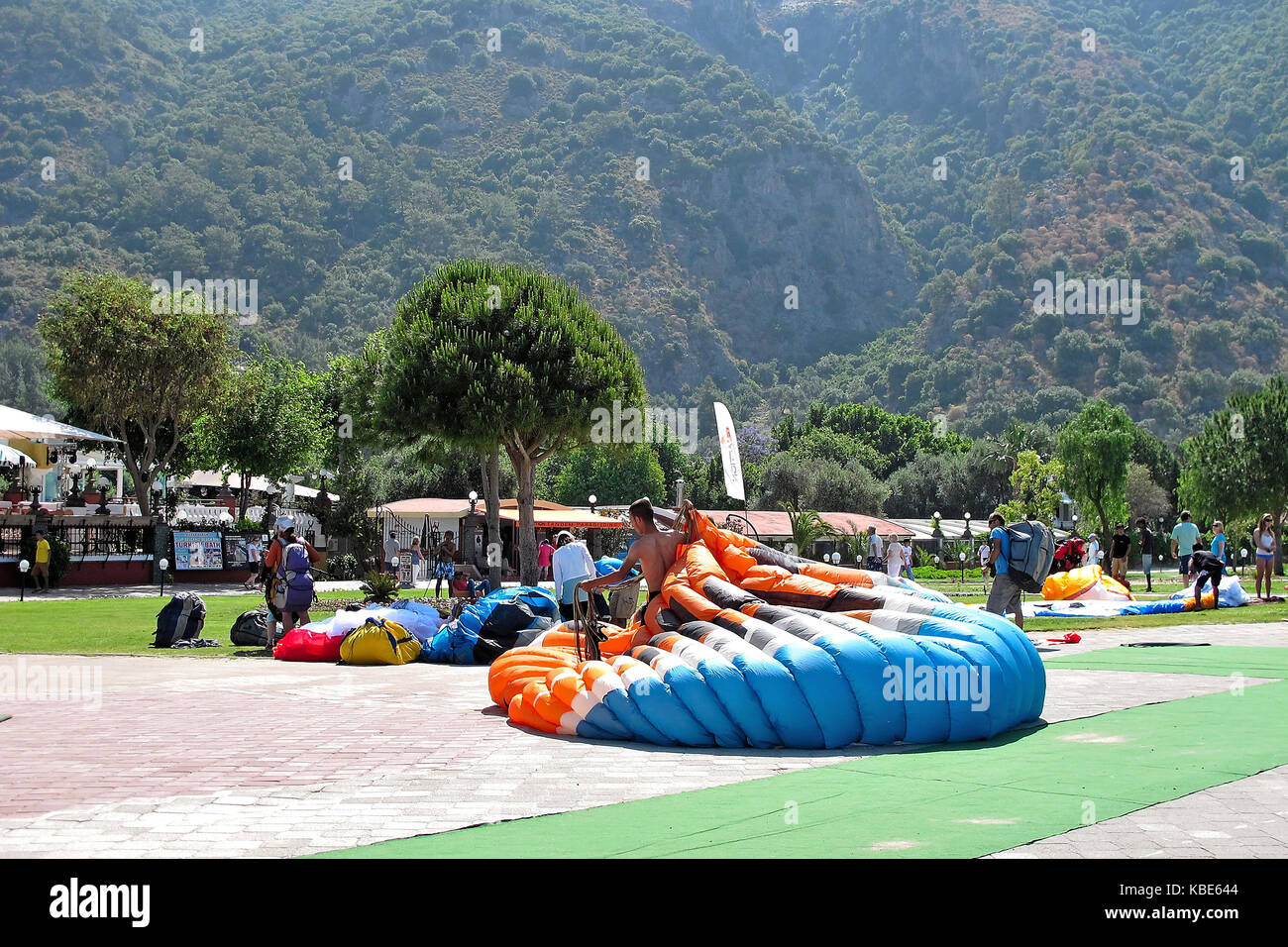 Einstürzende Fallschirm in Oludeniz, Türkei Stockfoto