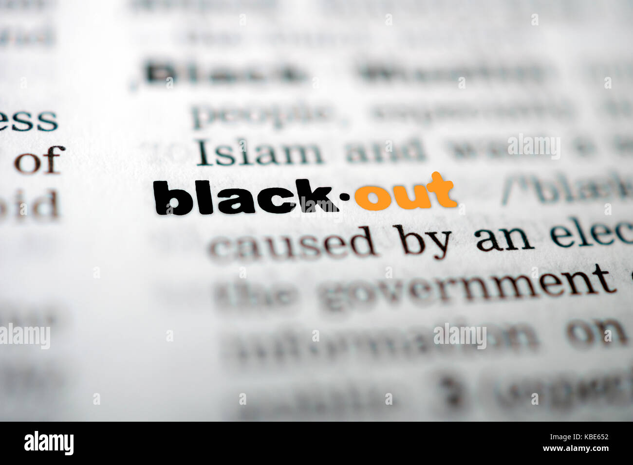 Nahaufnahme-Seite mit Text BLACKOUT in farbigen Highlight Stockfoto