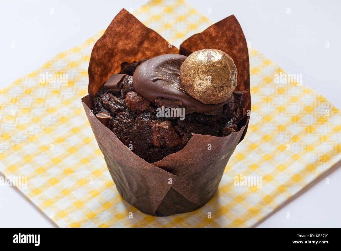 Luxury Chocolate muffin auf gelben und weissen überprüft serviette Serviette Stockfoto