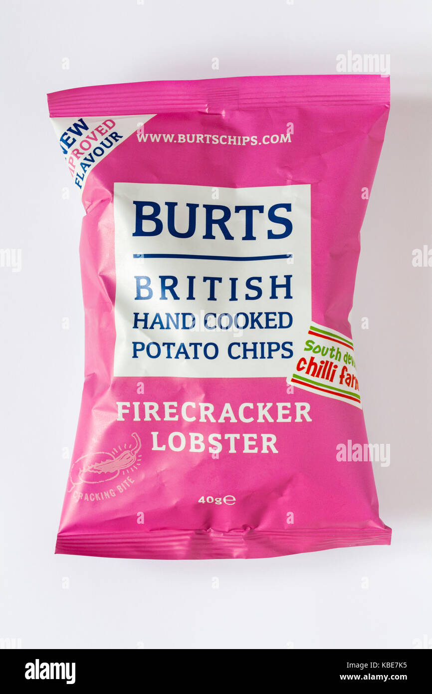 Paket von Burts britische Hand gekochte Kartoffel Chips Firecracker Hummer Aroma - Neue verbesserte Geschmack auf weißem Hintergrund Stockfoto