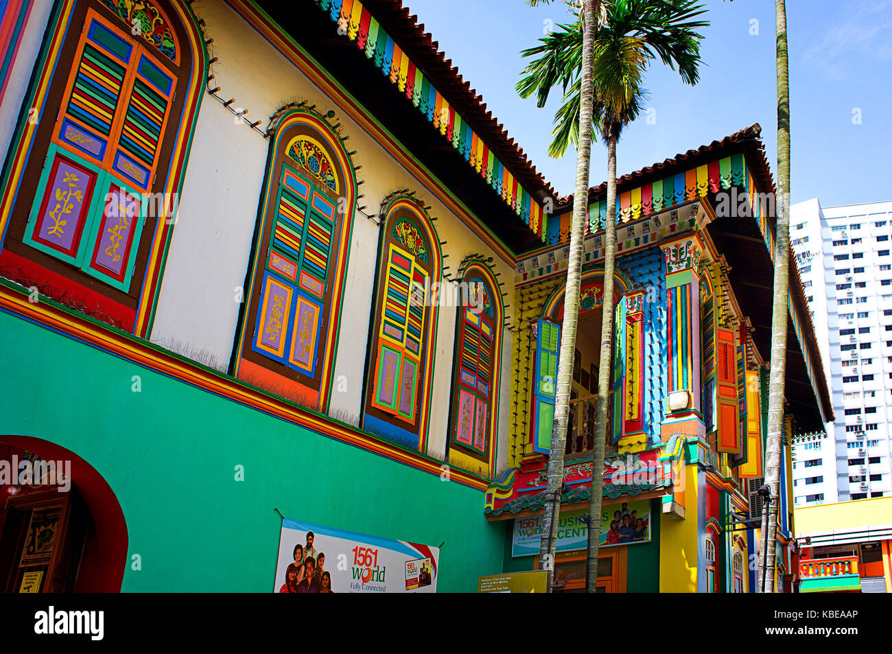 Farbenfrohe Gebäudefassade in Little India, Zentrum der großen indischen Gemeinde der Stadt und einer der lebhaftesten Bezirke. Singapur Stockfoto