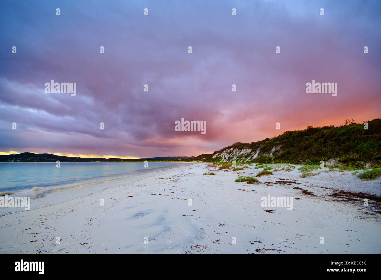 Weißer Sand strand bei Sonnenuntergang, Torndirrup National Park, in der Nähe von Albany, Great Southern Region, Western Australia, Australien Stockfoto