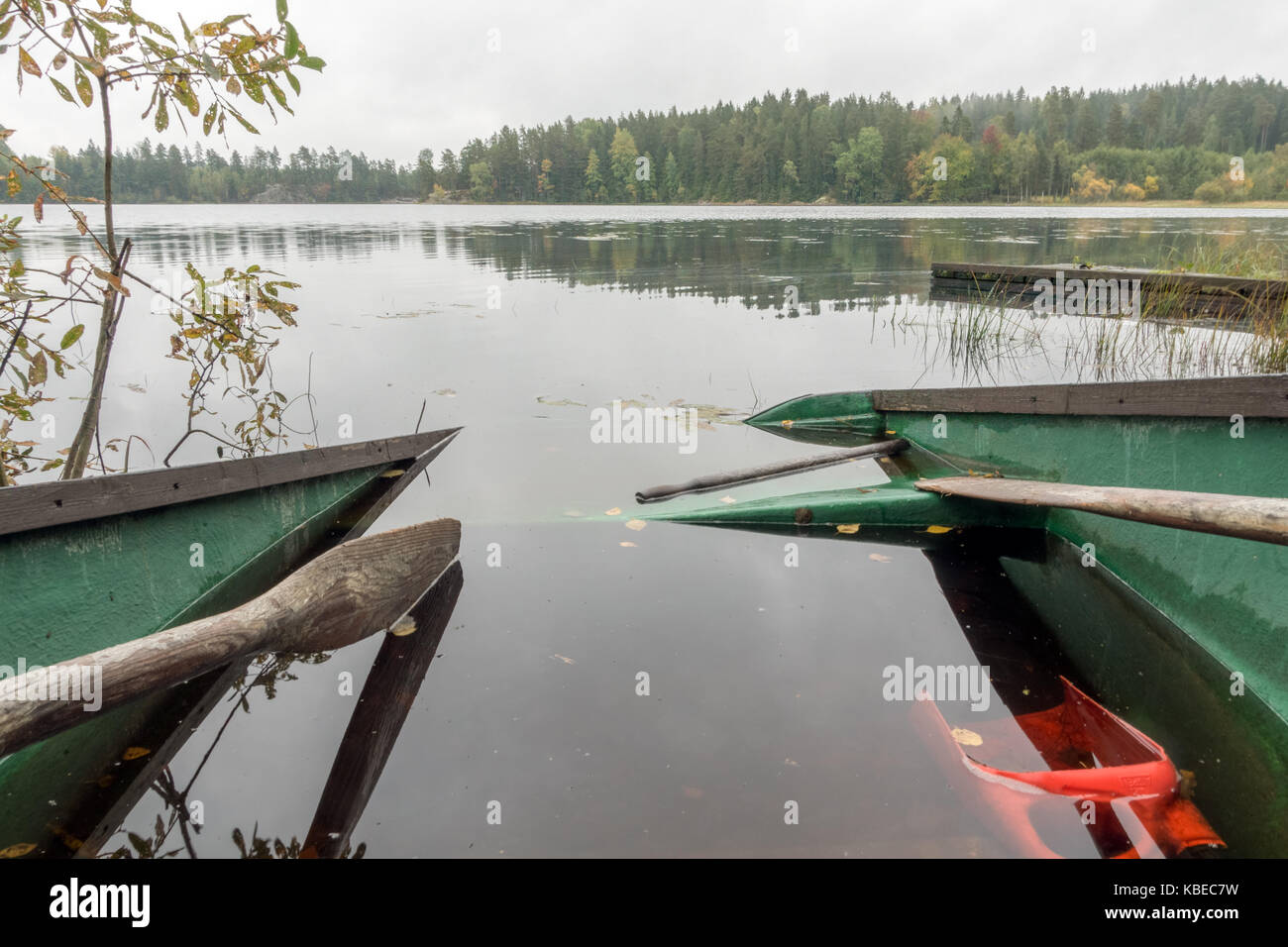 Die Hälfte unter Wasser Ruderboot Stockfoto