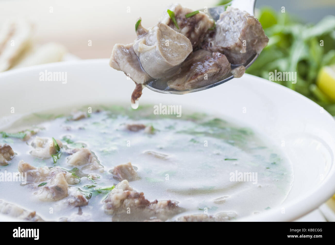 Türkische traditionelle Kutteln Suppe; iskembe corbasi und Innereien Suppe Stockfoto