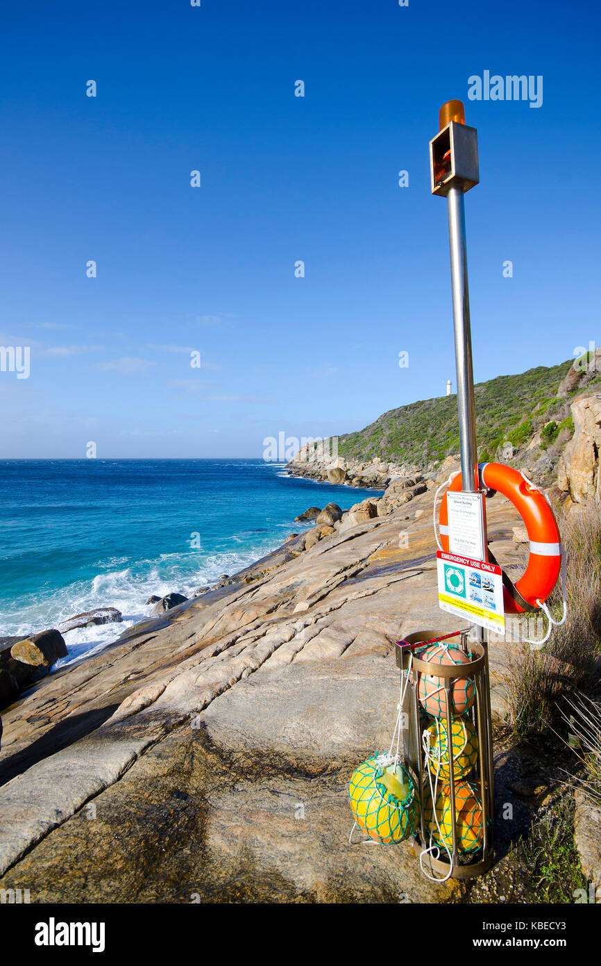Eine Rettungsboje an der Küste, die für die unvorhersehbaren Wellen und den steilen rutschigen Felsen berüchtigt ist. Stockfoto