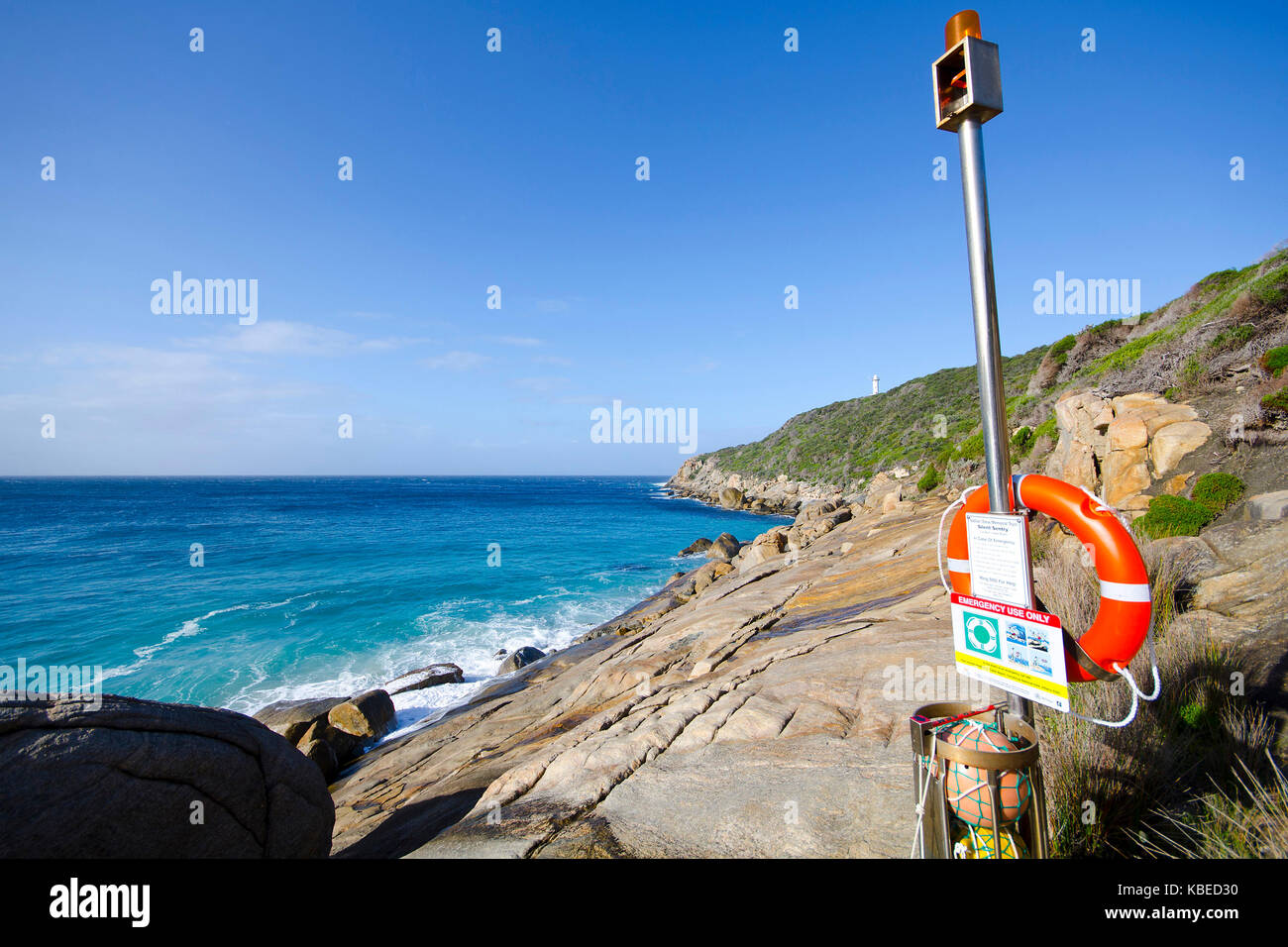 Eine Rettungsboje an der Küste, die für die unvorhersehbaren Wellen und den steilen rutschigen Felsen berüchtigt ist. Stockfoto