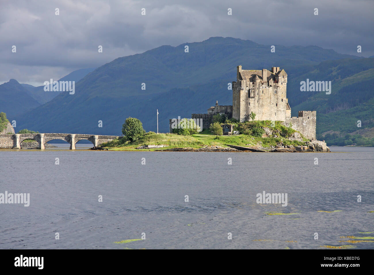 Eilean Donan Castle in einem bewölkten Tag, Schottland. UK. Stockfoto