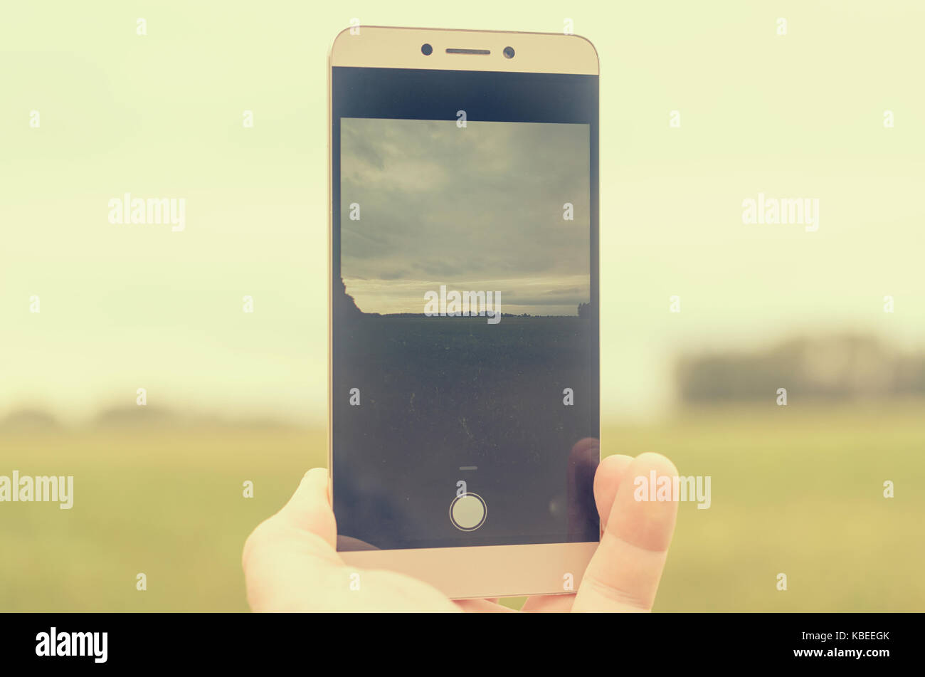Gadget des Telefons in eine Hand nimmt ein Foto oder Video. Stockfoto