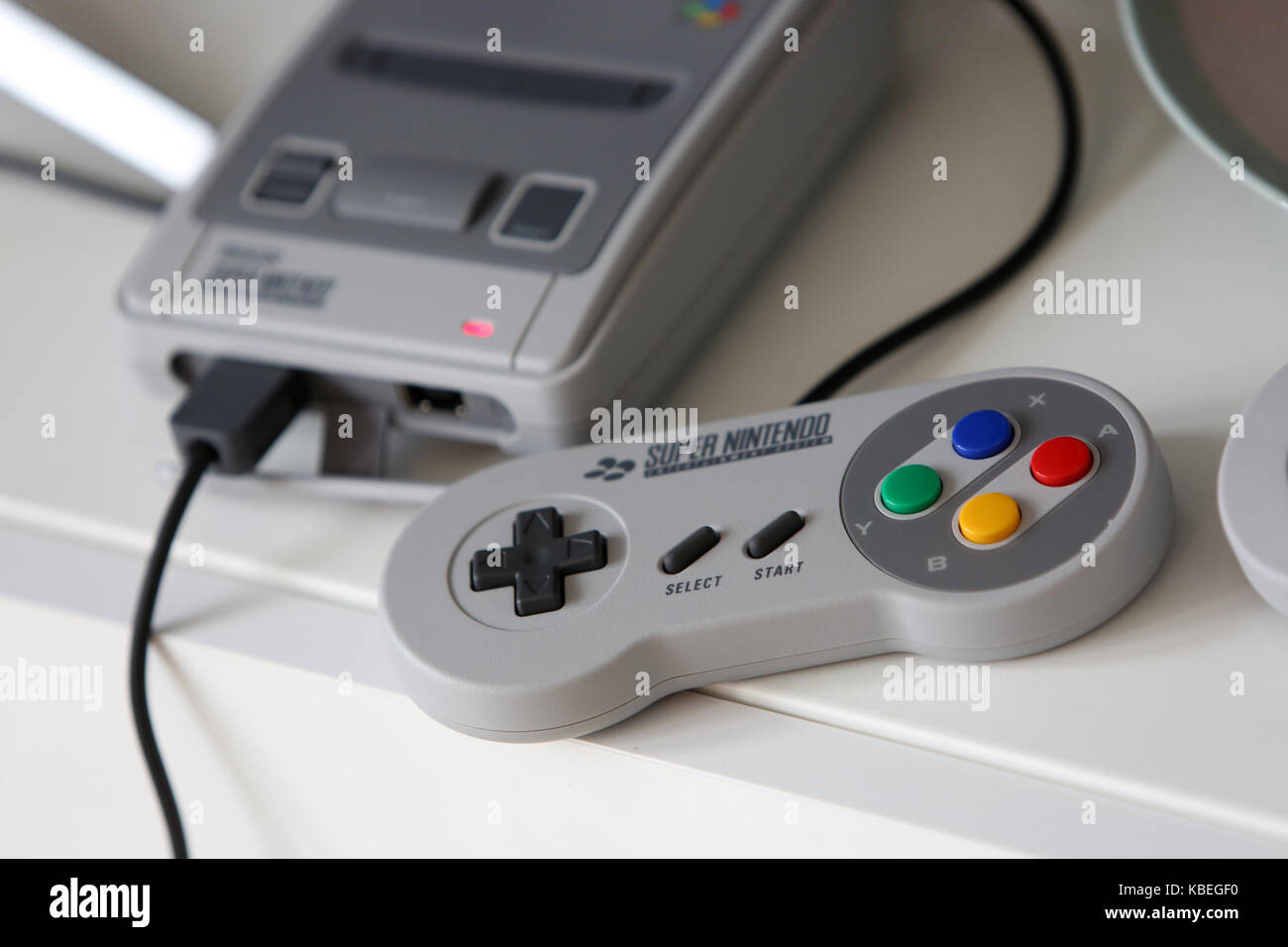 Der neue Nintendo SNES Mini, (Super Nintendo Entertainment System) dargestellt an einem Haus in Chichester, West Sussex, UK. Stockfoto