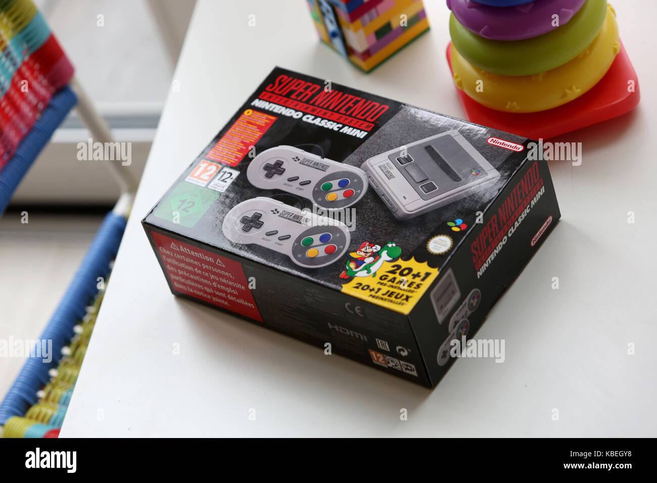 Der neue Nintendo SNES Mini, (Super Nintendo Entertainment System) dargestellt an einem Haus in Chichester, West Sussex, UK. Stockfoto