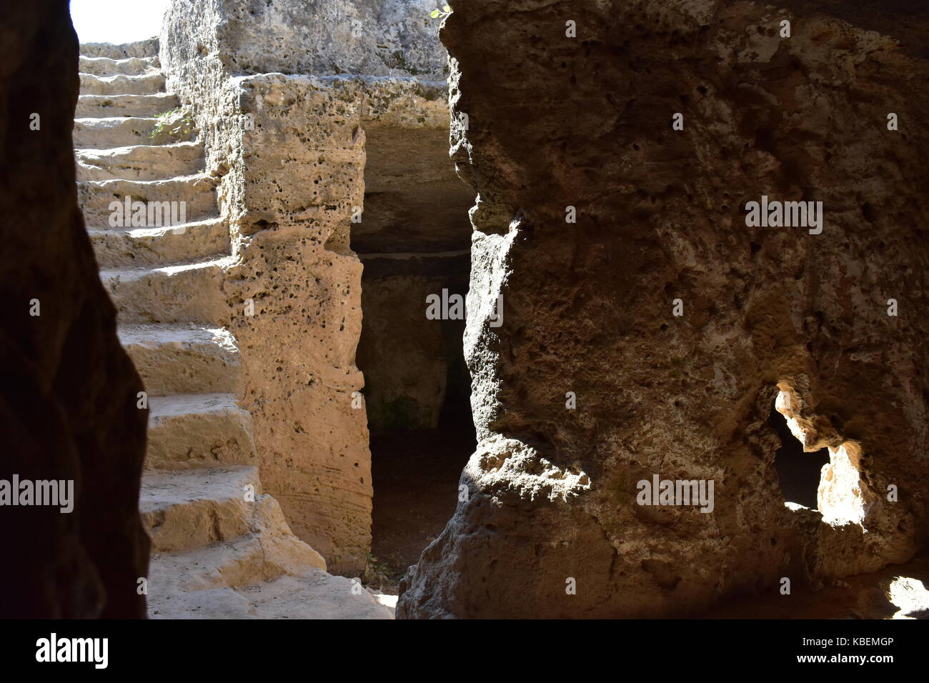 Eine der vielen Höhlen am Fabrica hill Fels gehauene Kammern, bekannt als Agios lambrianos, in Paphos, Zypern. Stockfoto
