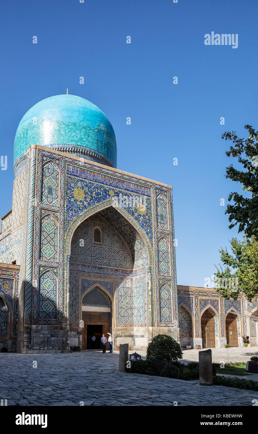 SAMARKAND, Usbekistan - Oktober 15, 2016: Die Moschee Tilla Kari Madrasah am Registan Platz Stockfoto