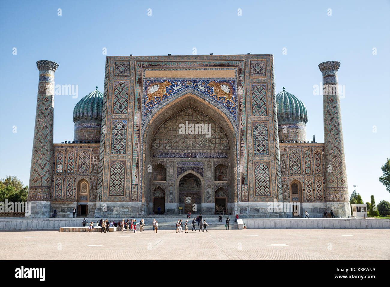 Sher-Dor madrasah am Registan Platz in Samarkand, Usbekistan Stockfoto