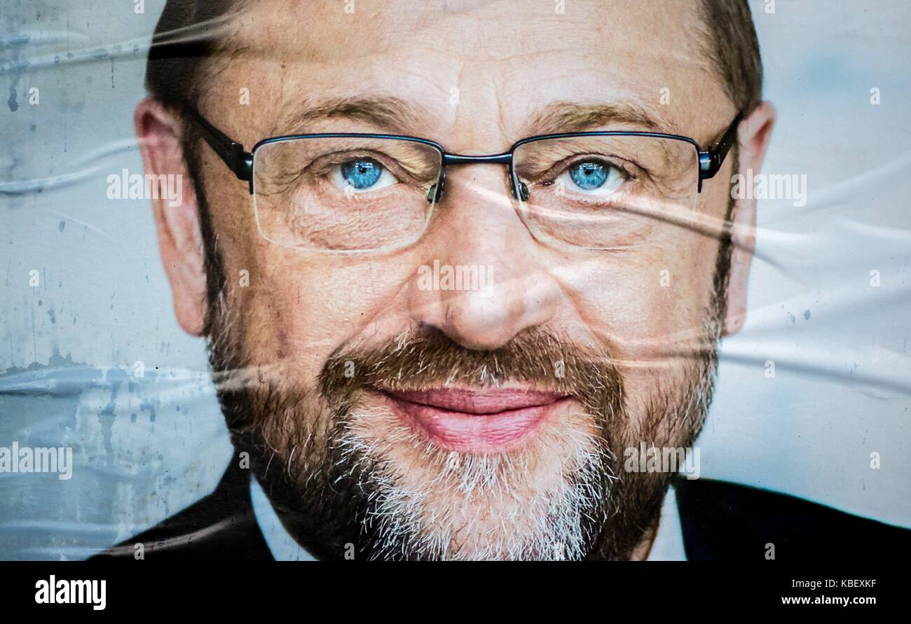 Ein Wahlplakat der Kandidat Martin Schulz (SPD) für den Deutschen Bundestag Wahl auf eine Straße in Hannover (Deutschland), 12. August 2017. | Verwendung weltweit Stockfoto