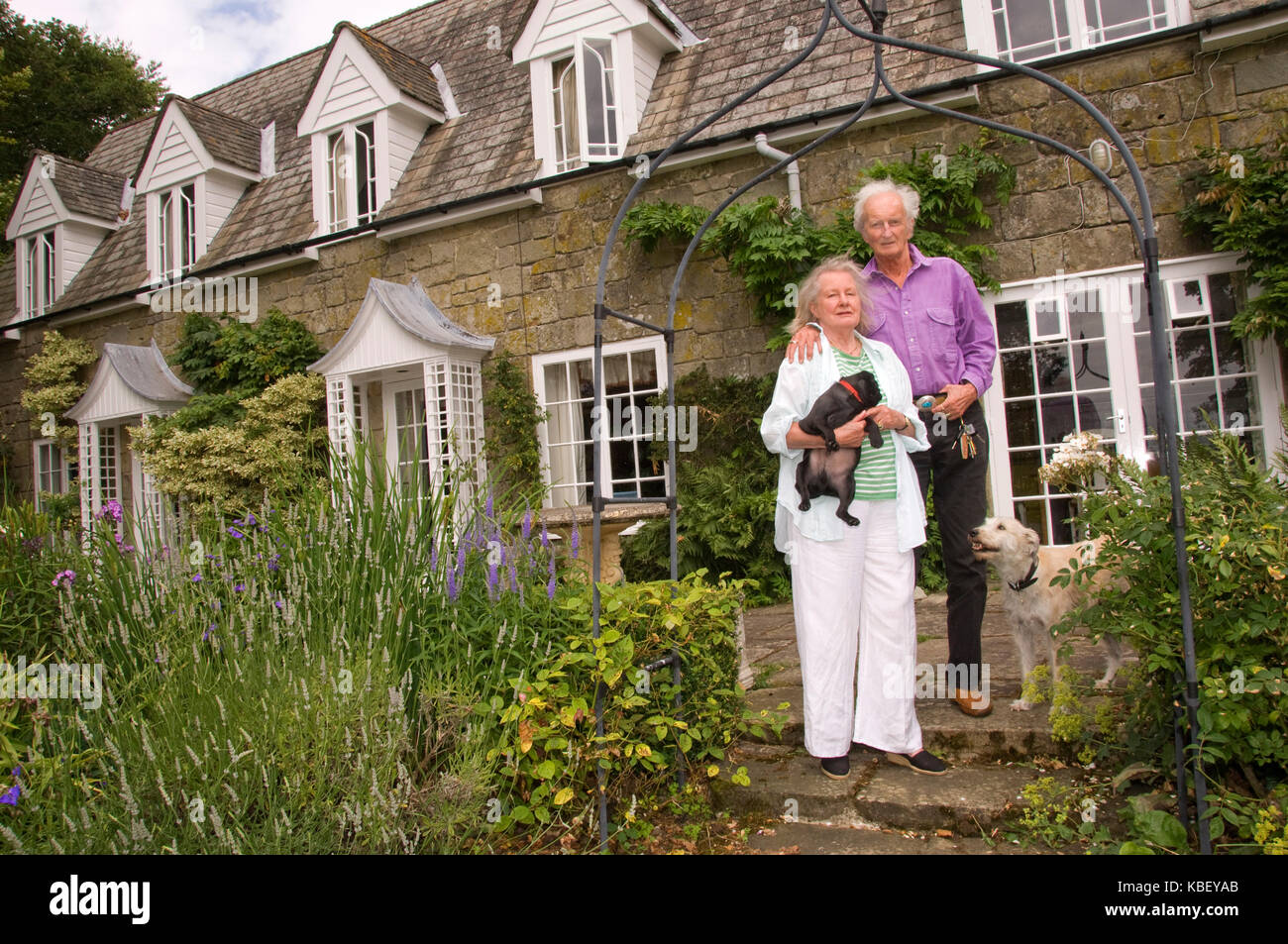 Herr & Frau Christopher Thynne an ihrem Haus, Britmore Haus in Wiltshire. Stockfoto