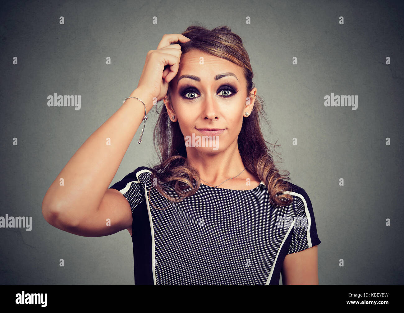 Portrait von verwirrt komisch aussehende Frau kratzen Kopf Stockfoto