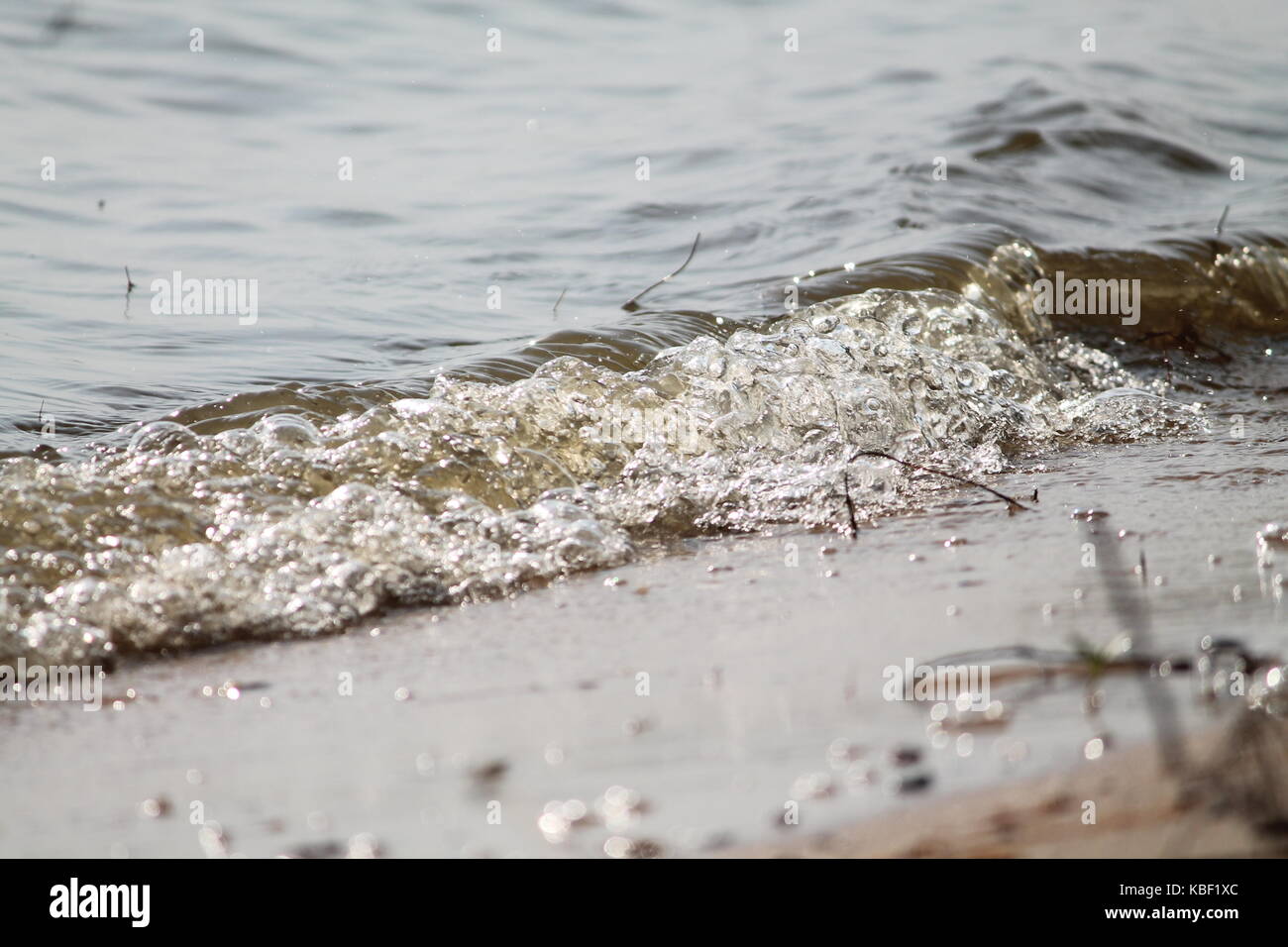 Crystal shine Wasser des Meeres Welle langsam auf nassen Strand Stockfoto