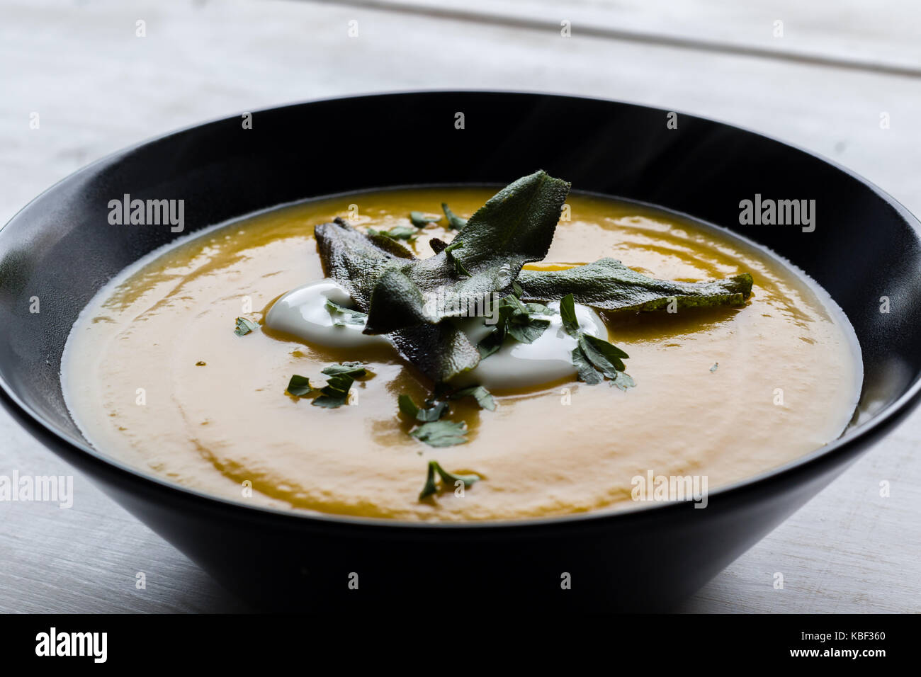 Gesunde vegetarische Kürbis creme Suppe in schwarz Schüssel Stockfoto