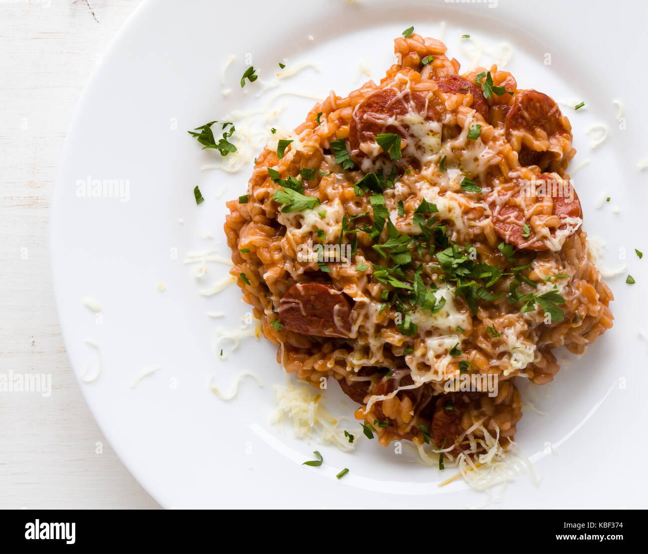 Chorizo Risotto mit Tomaten und Rotwein auf dem weißen Teller Stockfoto