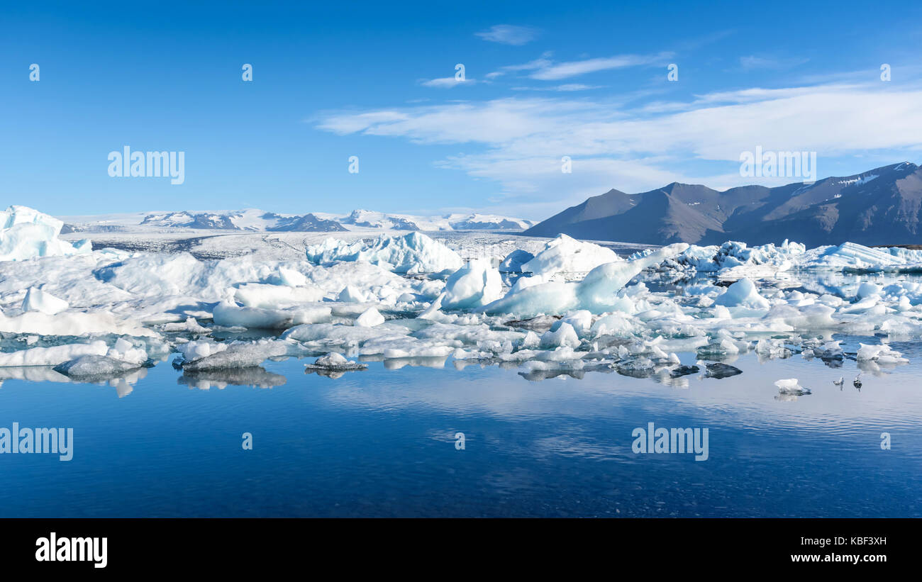 Schöne Aussicht auf die Eisberge in der Gletscherlagune Jokulsarlon, Island, globale Erwärmung Konzept Stockfoto