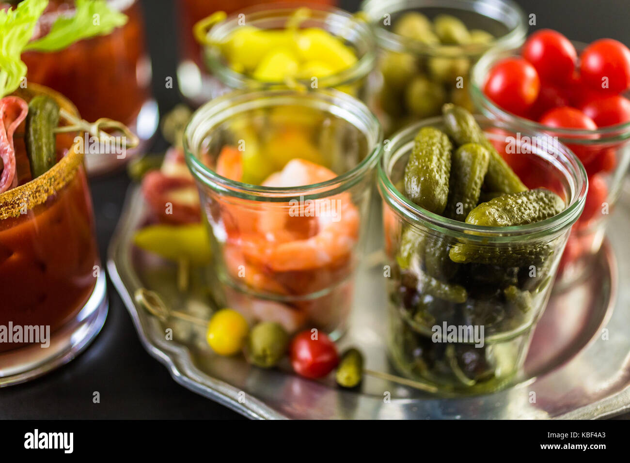 Bloody Mary cocktail garniert mit selleriestangen, Oliven und Schinken ...