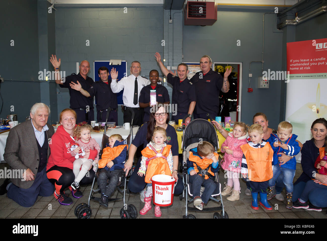 Biggin Hill, Großbritannien. 29 Sep, 2017. Der weltweit größte Kaffee am Morgen, die Kapital für Macmillan Cancer Support fand in der örtlichen Feuerwache in Biggin Hill. Credit: Keith Larby/Alamy leben Nachrichten Stockfoto