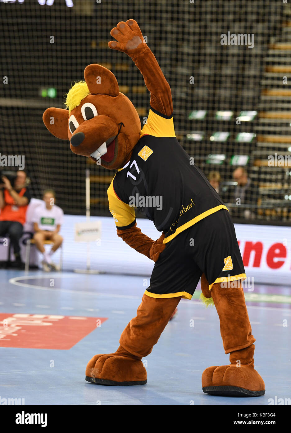 Das WM-Maskottchen Hannibal, fotografiert während der Europäischen Women's Championship Qualifier handball Match zwischen Deutschland und Litauen an der EWE-Arena in Oldenburg, Deutschland, 27. September 2017. Foto: Carmen Jaspersen/dpa Stockfoto