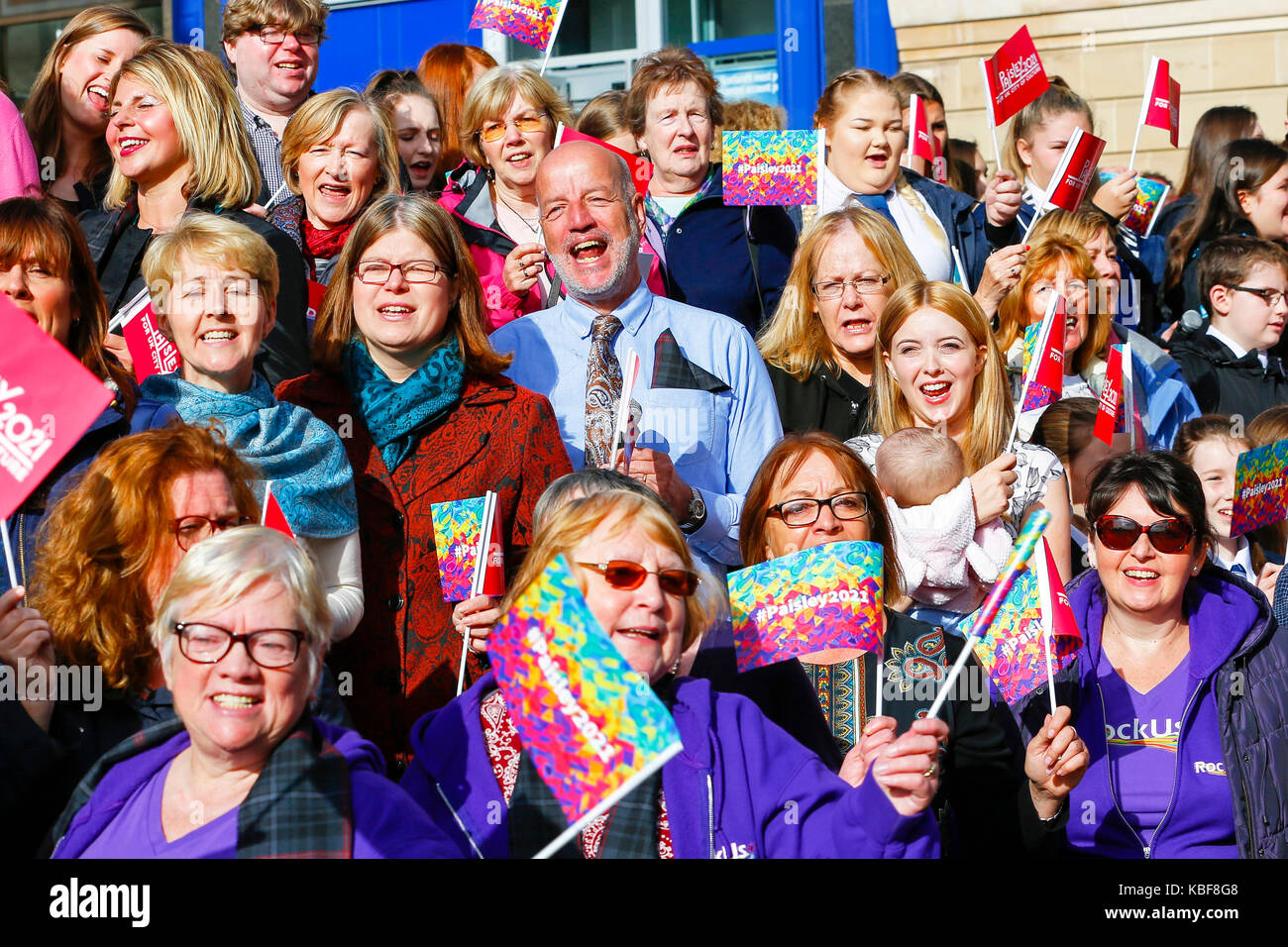 Renfrewshire, Großbritannien. 29 Sep, 2017. Paisley offiziell seine Bewerbung als Kulturhauptstadt 2021 zu werden, indem eine Straße Konzert und Gottesdienst Chor bestehend aus Schülerinnen, lokale Chöre und Mitglieder der Öffentlichkeit in Paisley Stadtzentrum. Die Zuschauer wurden durch Jean Cameron, das Paisley 2021 bid Regisseur, gab ein Angebot der Stadt und dankte allen für Ihre Unterstützung. Credit: Findlay/Alamy leben Nachrichten Stockfoto