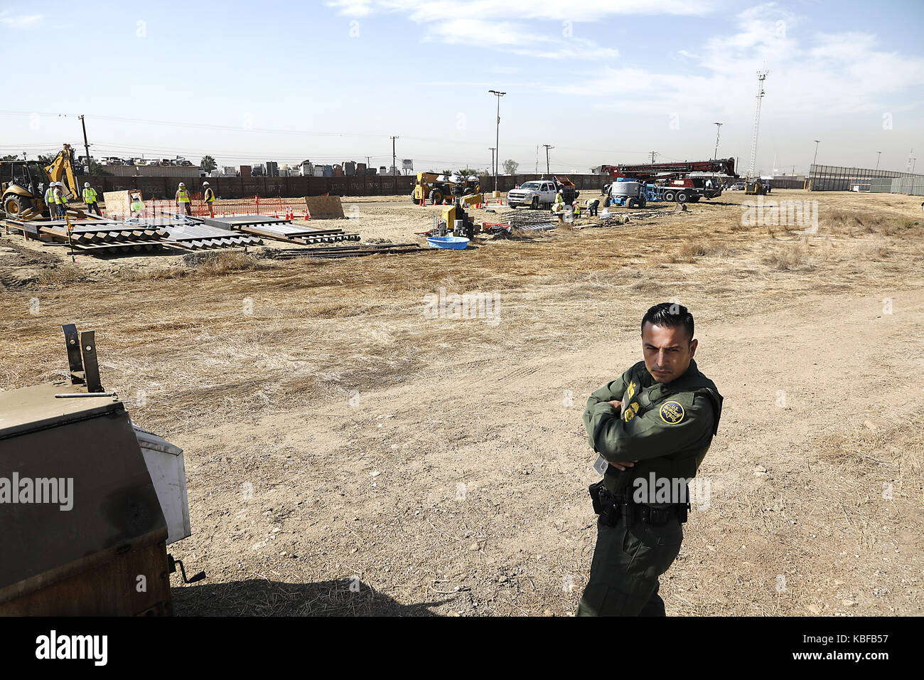 San Diego, USA. 29 Sep, 2017. US Border Patrol-Agenten Saul Rocha steht in der Nähe der Bereich, in dem die Grenzmauer Prototypen gebaut werden. Beiden Vertragspartnern der Regierung begann mit dem Bau von Prototypen der vorgeschlagenen Grenzmauer Präsident Donald Trump mit Mexiko in dieser Woche, acht Modelle werden schließlich in einer abgelegenen Gegend von San Diego östlich der Otay Mesa Grenzübergang errichtet werden. Zoll- und Grenzschutz kann mehrere Gewinner oder Keine auswählen. Eine unabhängige Auftragnehmer bewerten jedes Modell, das bis zu 30 Fuß (9 Meter) hoch und 30 Meter lang werden. Credit: ZUMA Press, Inc./Alamy leben Nachrichten Stockfoto