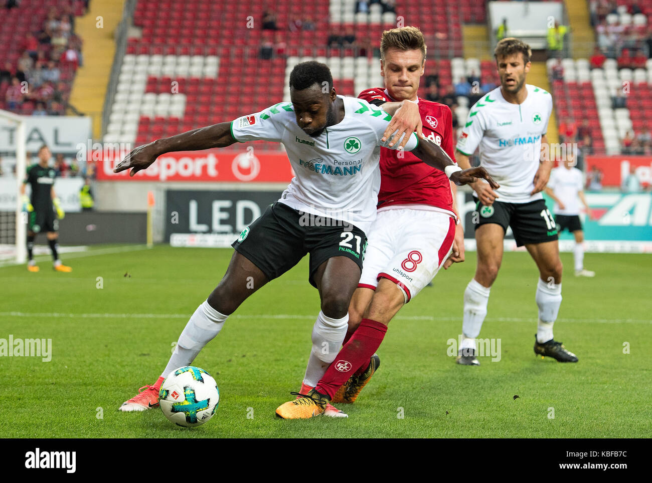 Kaiserslautern, Deutschland. 29 Sep, 2017. Kaiserslauterer Gino Fechner (r) und Fürth Khaled Narey (l), die in Aktion während der Deutschen 2 Bundesligaspiel 1.FC Kaiserslautern vs SpVgg Greuther Fürth in Kaiserslautern, Deutschland, 29. September 2017. - (EMBARGO BEDINGUNGEN - ACHTUNG: Aufgrund der Akkreditierung Richtlinien, die DFL gestattet nur die Veröffentlichung und Verwertung von bis zu 15 Bildern pro Spiel im Internet und in online Medien während des Spiels.): Thorsten Wagner/dpa/Alamy leben Nachrichten Stockfoto