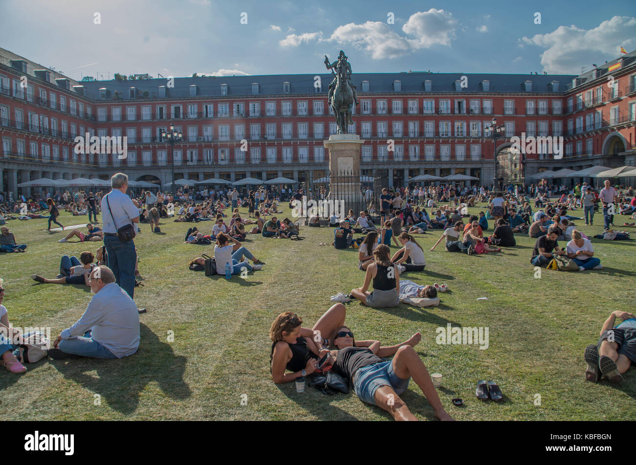 Madrid, Spanien. 29. September 2017. Eine künstlerische urban Installation umfasst die Spanische Plaza Mayor mit Gras 400. Geburtstag des Platzes zu feiern. Dies ist eine Arbeit des Künstlers Spion gemacht. Credit: Lora Grigorova/Alamy leben Nachrichten Stockfoto