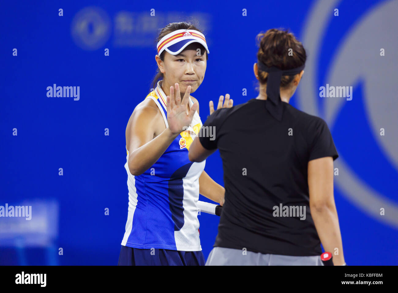 Wuhan, Wuhan, China. 29 Sep, 2017. Die Schweizer Tennisspielerin Martina Hingis und Chinesische tennis player Chan Yung-jan Niederlage Peng Shuai und Indische Tennisspielerin Sania Mirza am WTA Wuhan Öffnen in Wuhan, Zentralchina Provinz Hubei, 29. September 2017. Credit: SIPA Asien/ZUMA Draht/Alamy leben Nachrichten Stockfoto