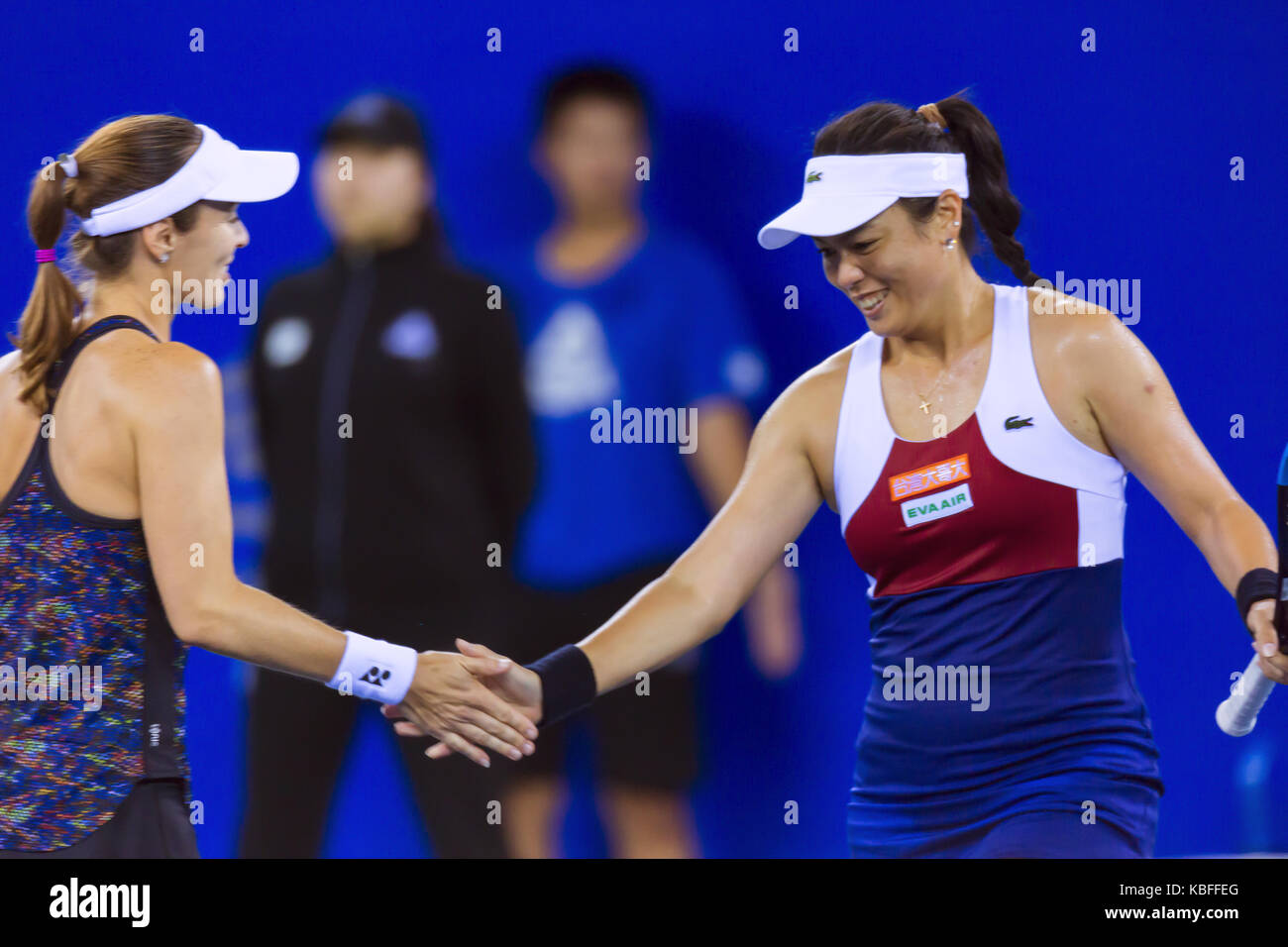 Wuhan, Wuhan, China. 29 Sep, 2017. Die Schweizer Tennisspielerin Martina Hingis und Chinesische tennis player Chan Yung-jan Niederlage Peng Shuai und Indische Tennisspielerin Sania Mirza am WTA Wuhan Öffnen in Wuhan, Zentralchina Provinz Hubei, 29. September 2017. Credit: SIPA Asien/ZUMA Draht/Alamy leben Nachrichten Stockfoto