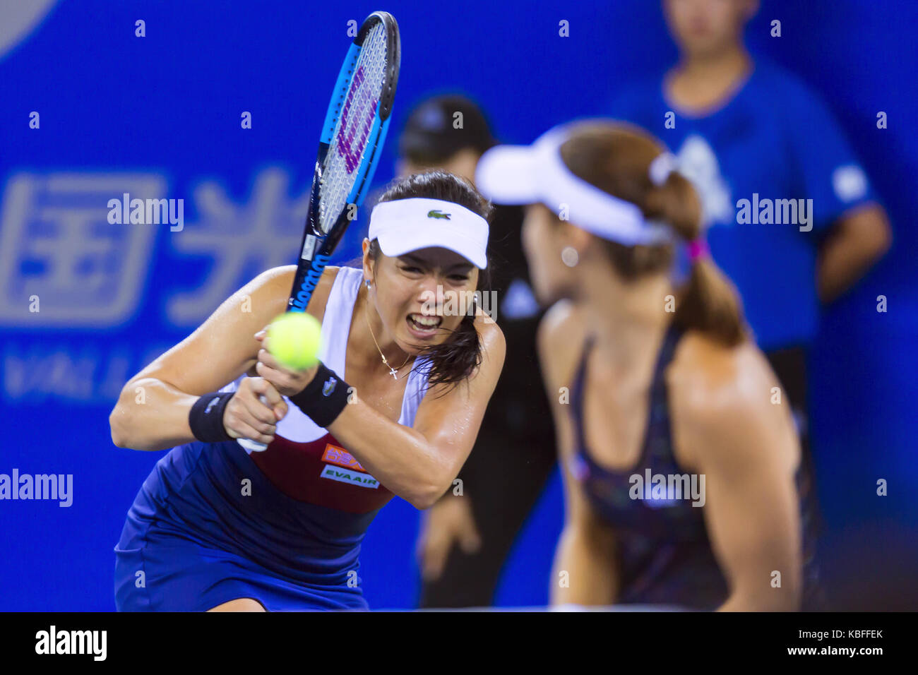 Wuhan, Wuhan, China. 29 Sep, 2017. Die Schweizer Tennisspielerin Martina Hingis und Chinesische tennis player Chan Yung-jan Niederlage Peng Shuai und Indische Tennisspielerin Sania Mirza am WTA Wuhan Öffnen in Wuhan, Zentralchina Provinz Hubei, 29. September 2017. Credit: SIPA Asien/ZUMA Draht/Alamy leben Nachrichten Stockfoto