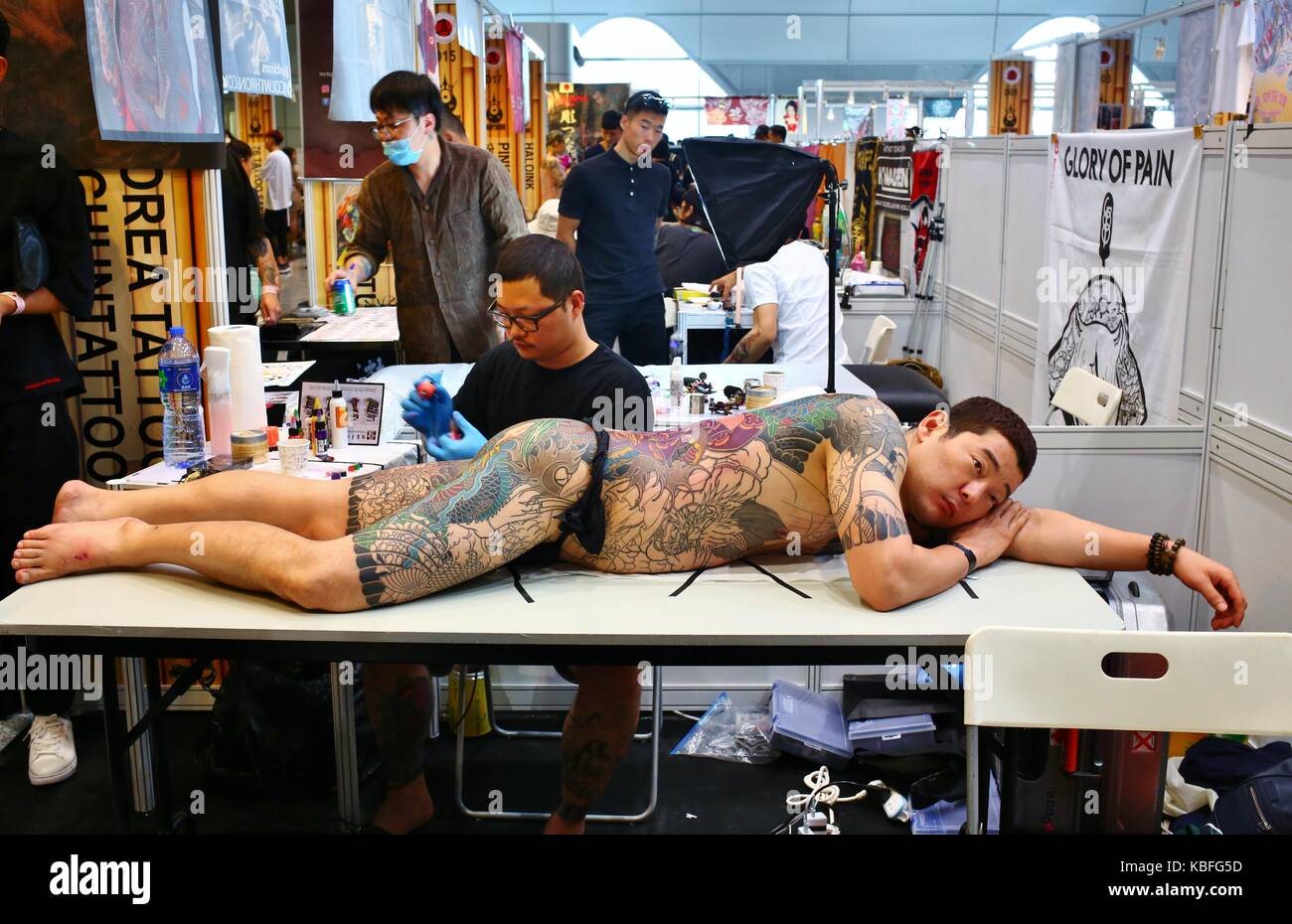 Hongkong. September 2017. Ein Besucher wird während der Hong Kong Tattoo Convention 2017 von einem Lieblings-Tätowierer tätowiert. Quelle: Gonzales Photo/Alamy Live News Stockfoto