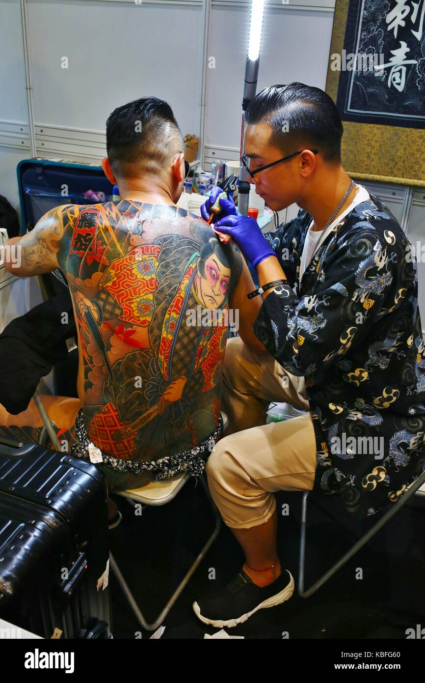 Hongkong. September 2017. Ein Besucher mit einem ganzen Rücken Tattoo wird während der Hong Kong Tattoo Convention 2017 von einem Tätowierer tätowiert. Quelle: Gonzales Photo/Alamy Live News Stockfoto