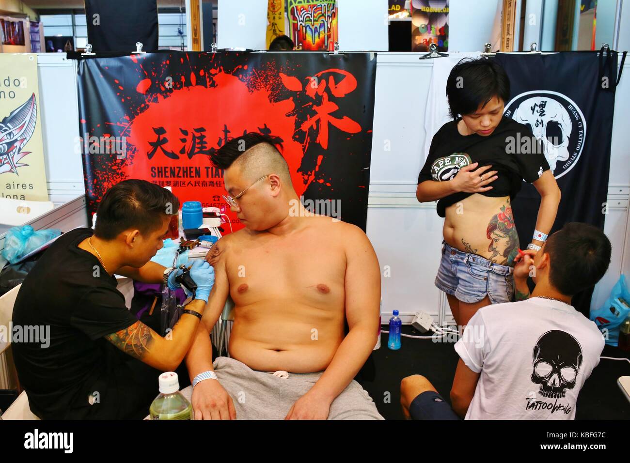 Hongkong. September 2017. Ein Besucher wird während der Hong Kong Tattoo Convention 2017 von einem Tätowierer auf den Arm tätowiert. Quelle: Gonzales Photo/Alamy Live News Stockfoto