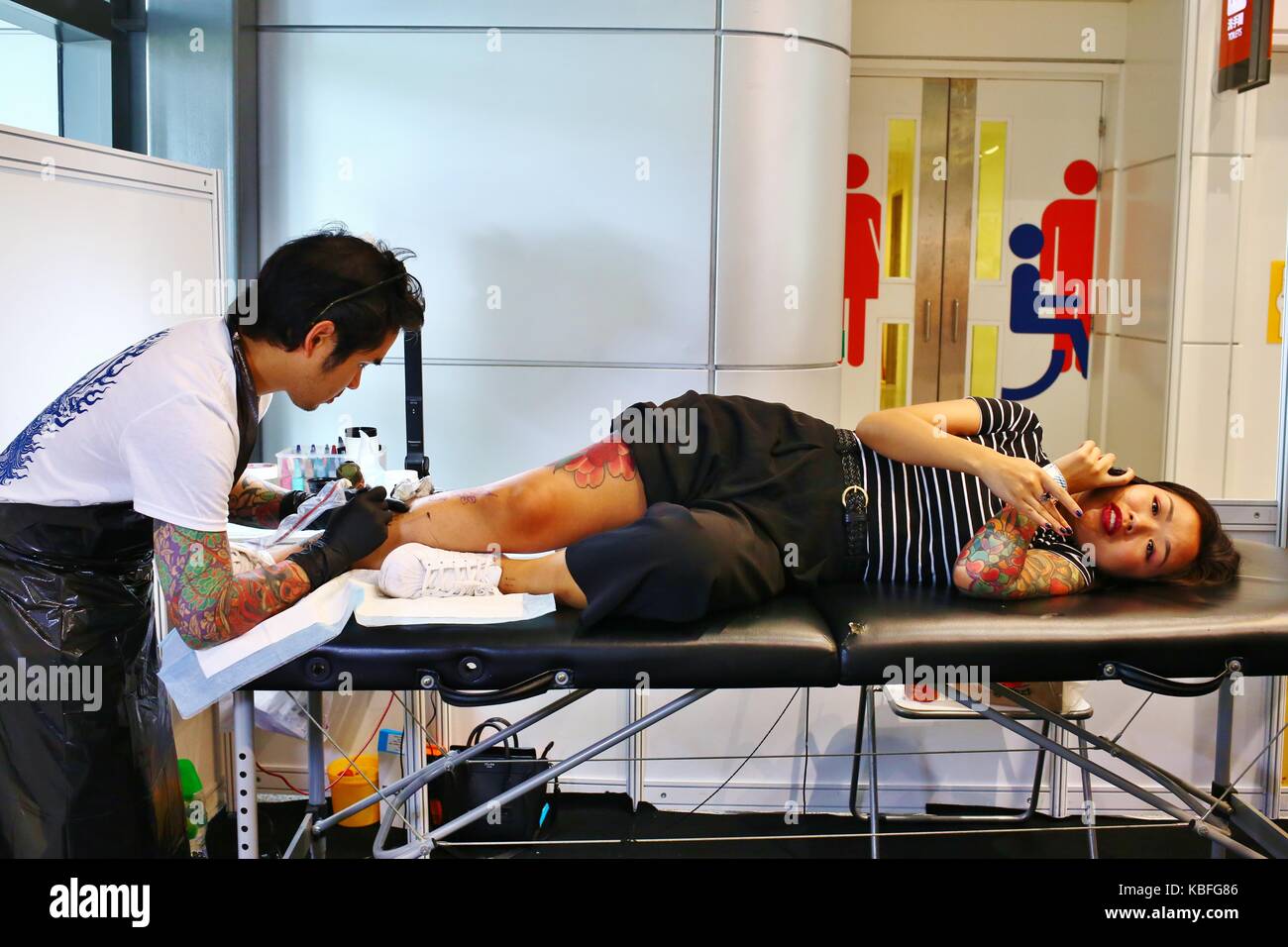 Hongkong. September 2017. Ein Besucher wird während der Hong Kong Tattoo Convention 2017 von einem Tätowierer auf das Bein tätowiert. Quelle: Gonzales Photo/Alamy Live News Stockfoto