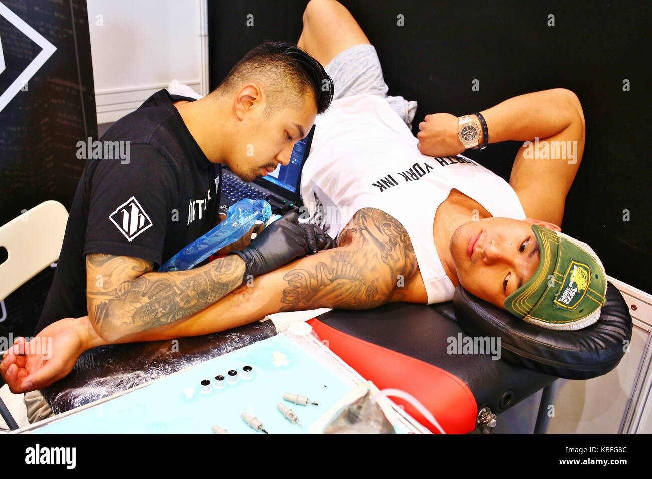 Hongkong. September 2017. Ein Besucher wird während der Hong Kong Tattoo Convention 2017 von einem Tätowierer auf den Arm tätowiert. Quelle: Gonzales Photo/Alamy Live News Stockfoto